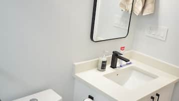 Hårtørrer, håndklæder, Sæbe, Toiletpapir