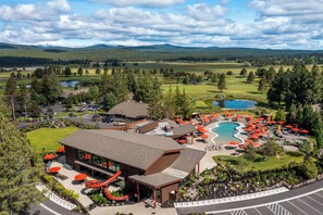 Un complexe hôtelier doté d’une piscine, d’un espace extérieur aménagé et offrant une vue sur les montagnes.