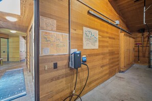 Ein Holzinterieur mit Karten an der Wand, einer Steckdose und einer Bank.
