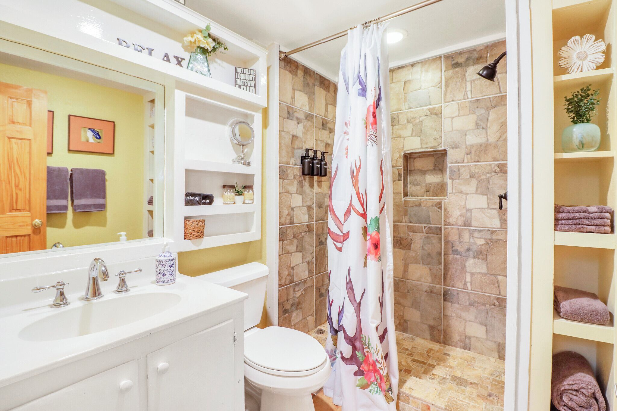 Ein Badezimmer mit Dusche, Toilette, Waschbecken und Waschtisch.