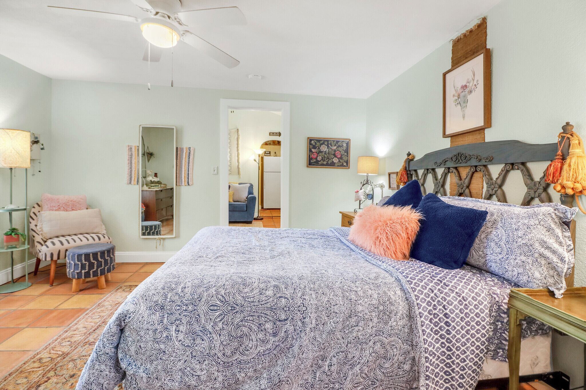 1 habitación, tabla de planchar con plancha, wifi y ropa de cama 