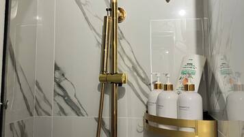 Douche, sèche-cheveux, serviettes fournies, savon