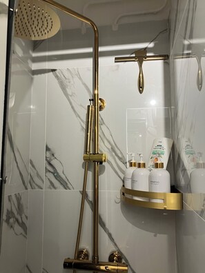 Een douche, een haardroger, handdoeken, zeep