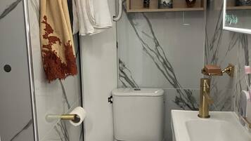 Douche, sèche-cheveux, serviettes fournies, savon