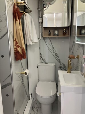 Een douche, een haardroger, handdoeken, zeep