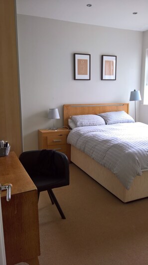 1 Schlafzimmer, Bügeleisen/Bügelbrett