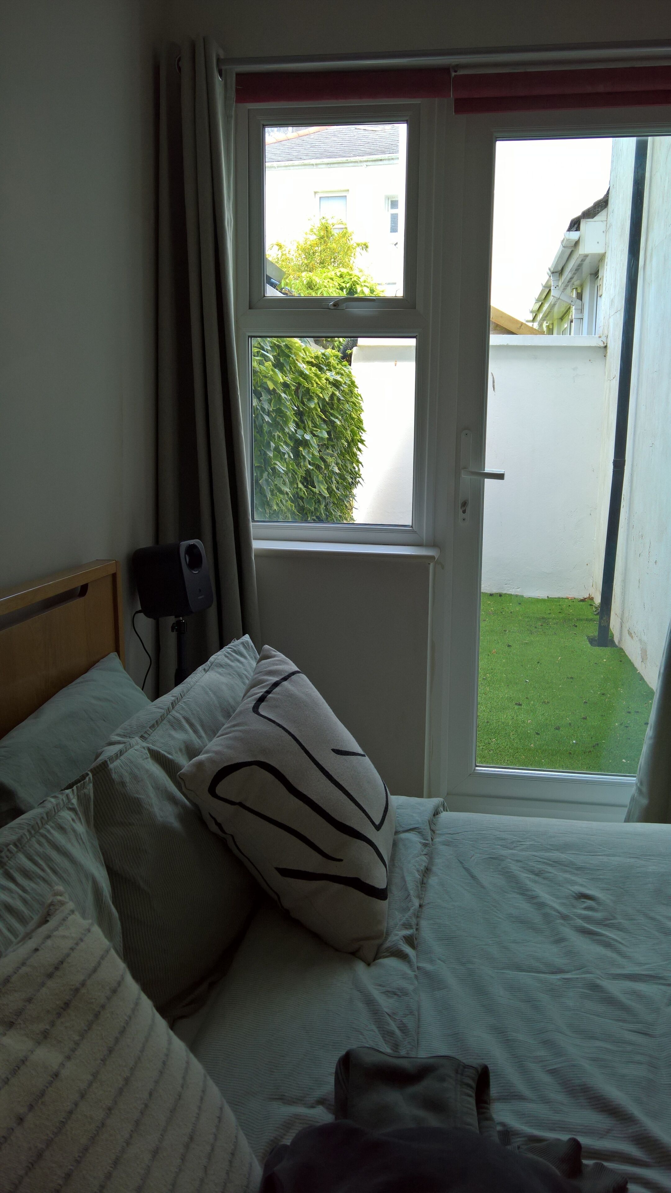 1 chambre, fer et planche à repasser
