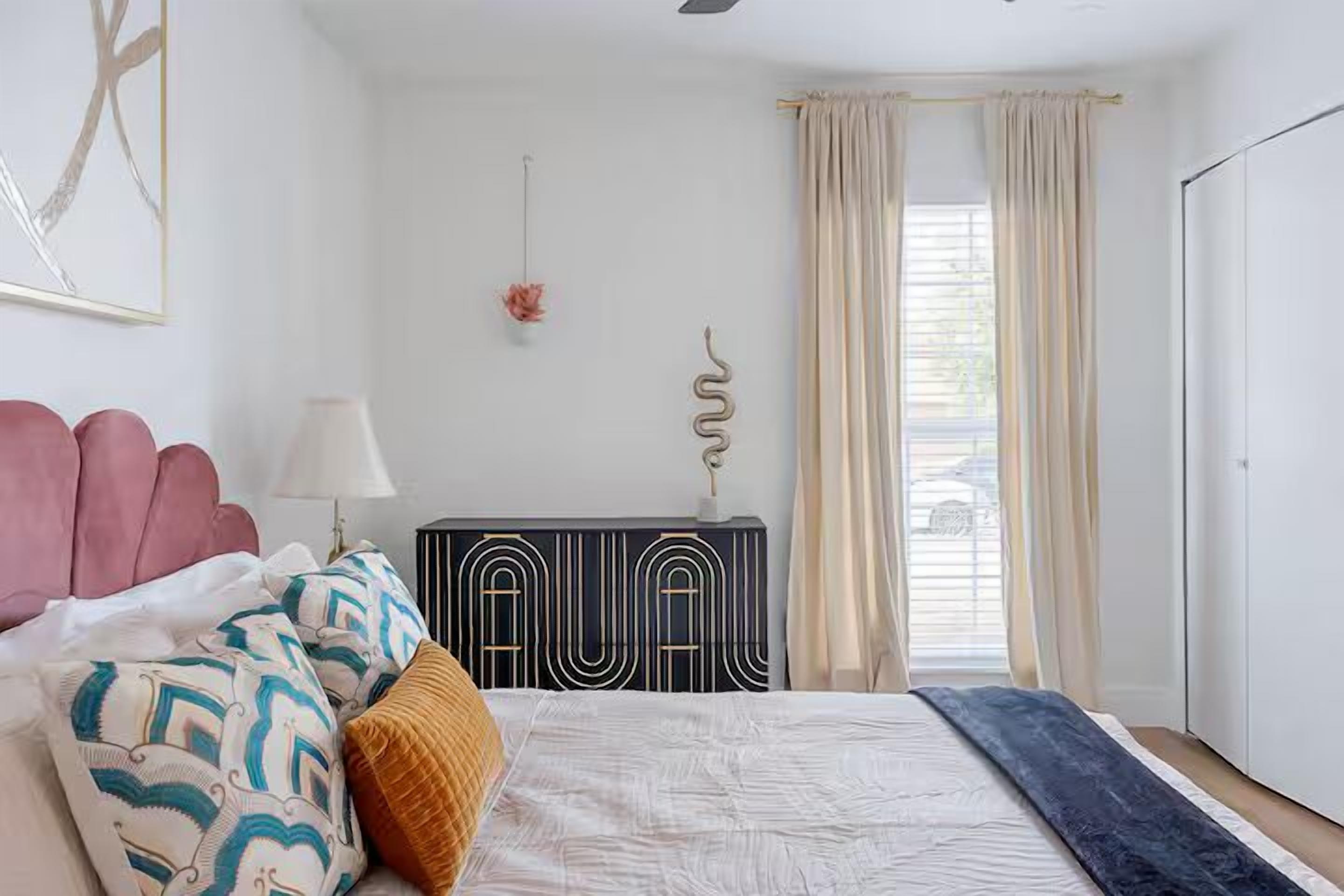 4 bedrooms, iron/ironing board, internet, bed sheets
