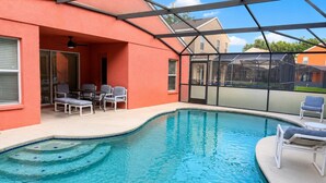 En swimmingpool med liggestole og en overdækket terrasse.