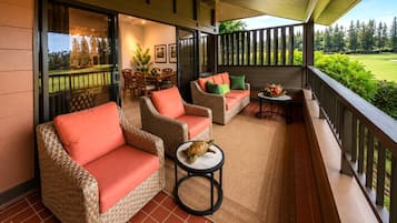 Covered lanai lounge seating overlooking the golf course