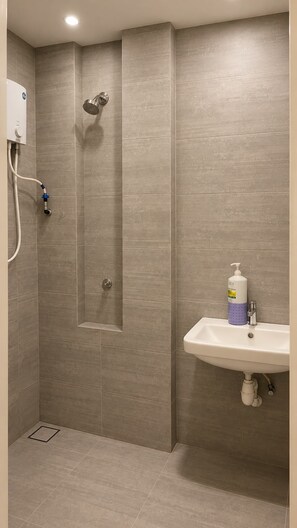Studio, 2 Queen Beds | Bathroom - Riverine Diamond 13A4Pax Studio (Kuching)