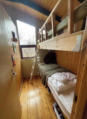 3 bedrooms, bed sheets