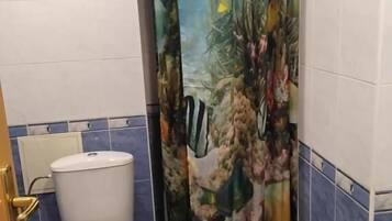 Classic Quadruple Room, City View | Bathroom | Free toiletries, hair dryer (on request), towels, soap