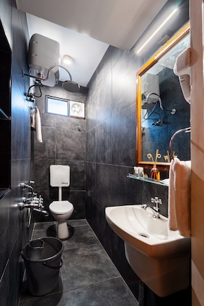 Suite Keluarga | Kamar mandi | Shower, pengering rambut, handuk, dan sabun