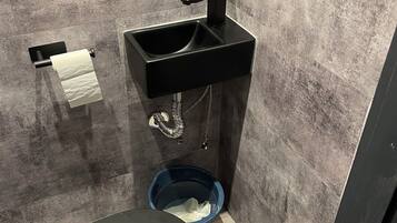 Dusche, Handtücher, Toilettenpapier