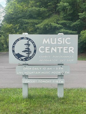 Schild des Blue Ridge Music Center. Geöffnet täglich von 10 bis 17 Uhr. Live-Musik aus den Bergen von 12 bis 15 Uhr und ein Konzert heute Abend von 19 bis 21 Uhr.