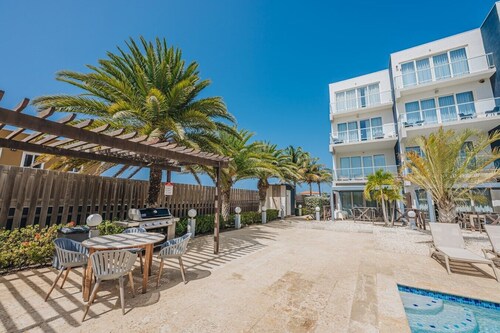 Luxury 3 BD Condo, 5 min Walk to Palm Beach Zone!