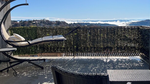 A balcony with a view of a mountainous landscape, a chair, and a table. - Artist's home in Pierrevert, Provence, with a 20-square-meter terrace offering panoramic views (Pierrevert)