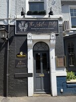 Un edificio con un letrero que indica 'The Lobster Pot', un hotel boutique.