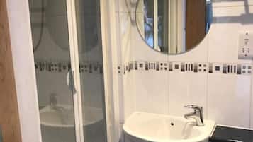 Kamar Double Deluks | Kamar mandi | Perlengkapan mandi gratis, sabun, sampo, dan tisu toilet