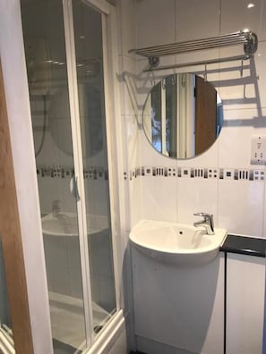 Deluxe-dobbeltværelse | Badeværelse | Gratis toiletartikler, Sæbe, Shampoo, Toiletpapir