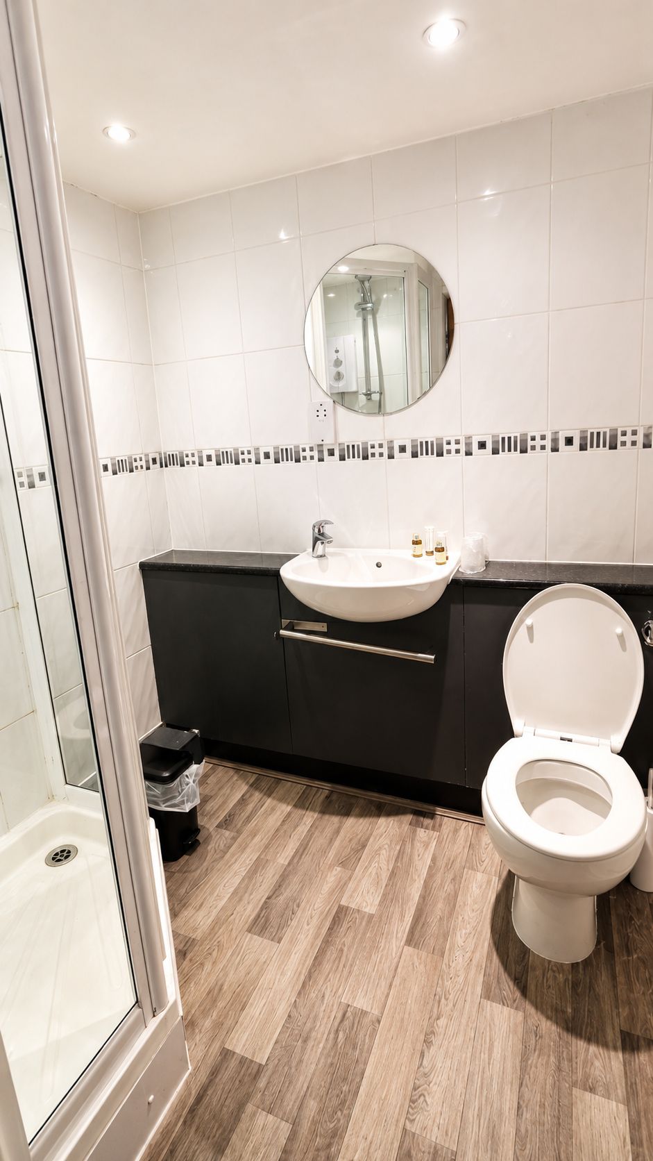 Junior Suite | Bathroom | Free toiletries, soap, shampoo, toilet paper