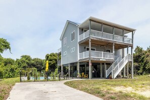 Ein zweigeschossiges Gebäude mit Balkon und überdachter Veranda.