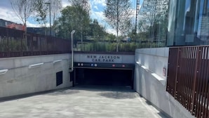 Um novo estacionamento Jackson com piso de concreto e cercas de metal.