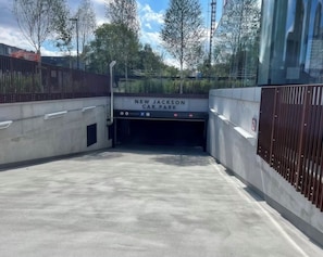 Ein neuer Parkplatz Jackson mit Betonboden und Metallzaun.