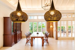 Vila Junior, pemandangan kebun | Ruang makan