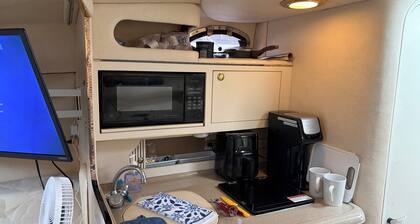 Delightful 2-bed boat at the Providence Marina.