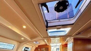 Een compact interieur met een eethoek, een zithoek en een doorgang naar een terras.