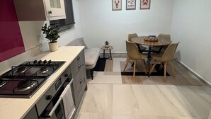 Private kitchen - Modern 3 bedroom Apartment, Sleep 5 (Barnet)
