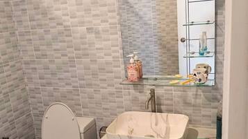 Klassiek huis, 3 slaapkamers | Badkamer | Een douche, handdoeken, zeep, shampoo