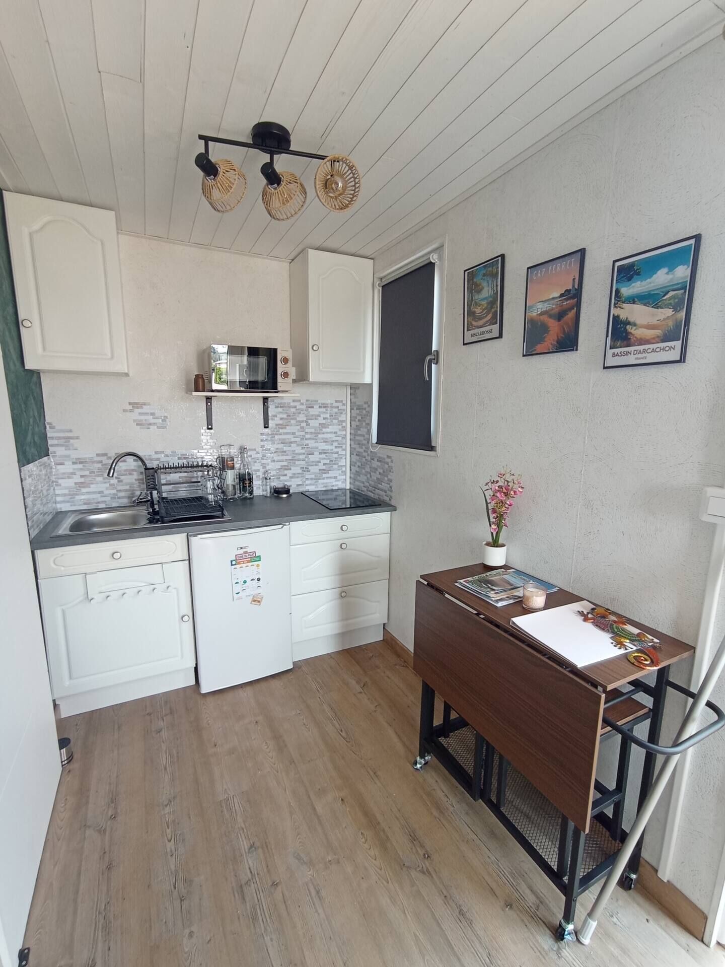 Coffee/tea maker, fridge, microwave, stovetop