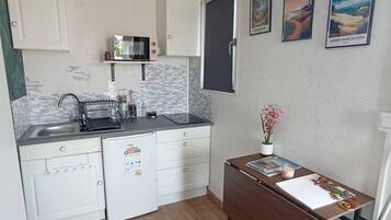 Coffee/tea maker, fridge, microwave, stovetop