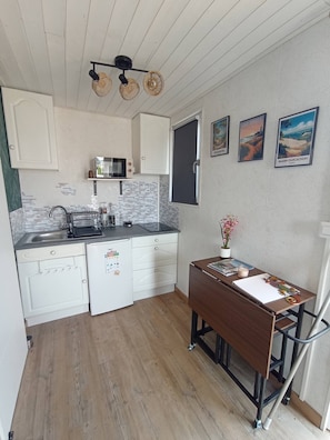 Coffee/tea maker, fridge, microwave, stovetop