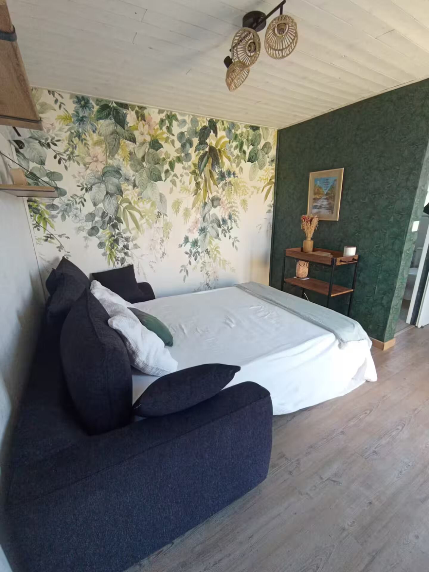 1 bedroom, travel cot, free WiFi, bed sheets
