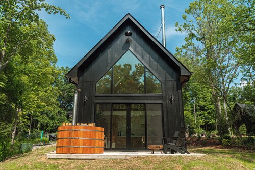 Modern Luxury Cabin - Hiking Trails - Farm Stay - "Sycamore Cabin: Unit A"