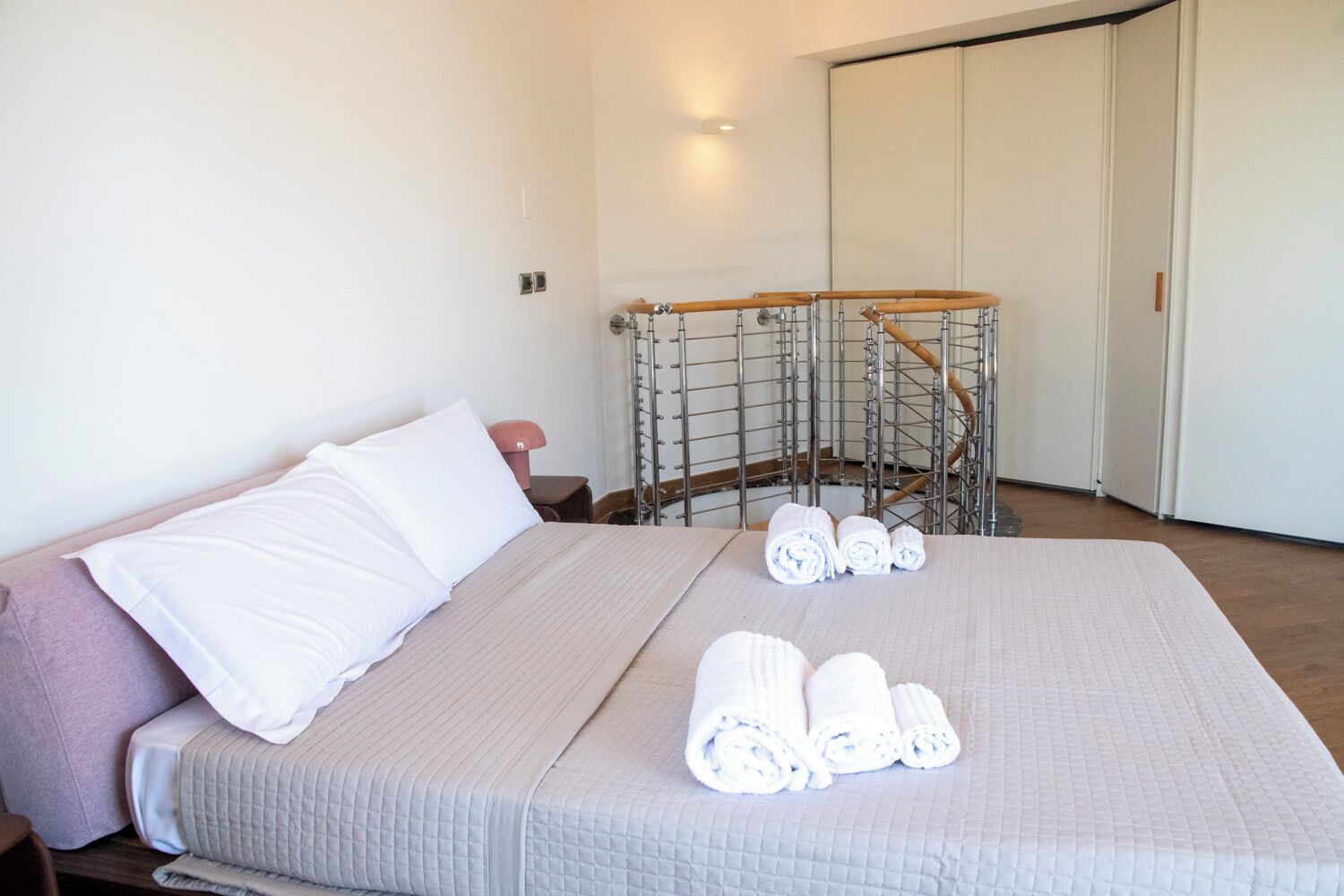 1 habitación, tabla de planchar con plancha y cuna de viaje 