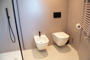 Bruser, hårtørrer, bidet, håndklæder