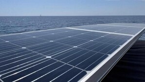 Solarmodule auf einer Terrasse mit Blick auf den Ozean.