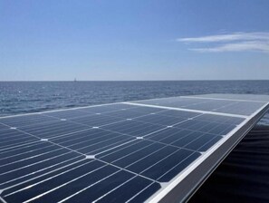 Solar panels on a deck with a view of the ocean. - Sun Odyssey 410 - Rosso Bianco (Marina Veruda)