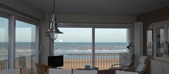 Renovated corner apartment on the seawall, panoramic ocean view, 3 bedrooms, 1 garage.