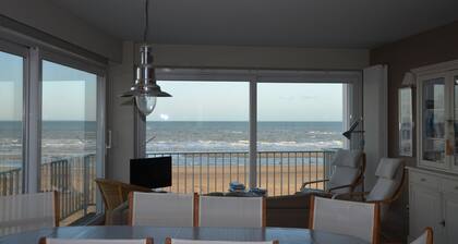 Renovated corner apartment on the seawall, panoramic ocean view, 3 bedrooms, 1 garage.