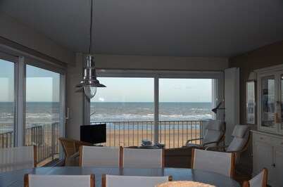 Renovated corner apartment on the seawall, panoramic ocean view, 3 bedrooms, 1 garage.