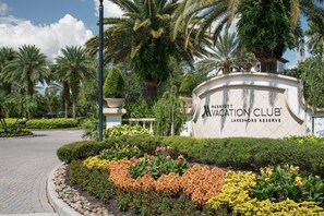 A sign for Marriott Vacation Club Lakeshore Reserve with a landscaped garden in the foreground. - 3 Bedroom Villa at Lakeshore Reserve w/ Amenities (Orlando)