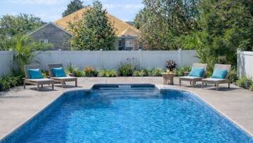 Una piscina al aire libre, una piscina climatizada