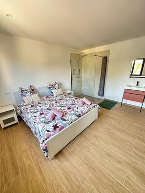 A bedroom with a bed, a nightstand, a bathroom with a shower, and a small desk. - Large, air-conditioned family home with a pool in Toulon, Var (La Valette-du-Var)