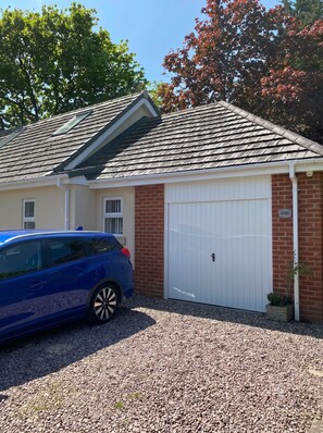 Property grounds - Two bed apartment, sleeps 5, ideal for work and family stays (New Longton)